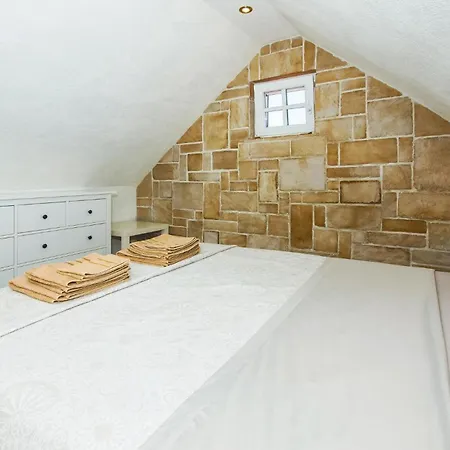 Holiday home Stunning In With Kitchen Nerezisca